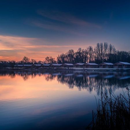 Lake Pochard Holiday Lodges South Cerney Exterior photo