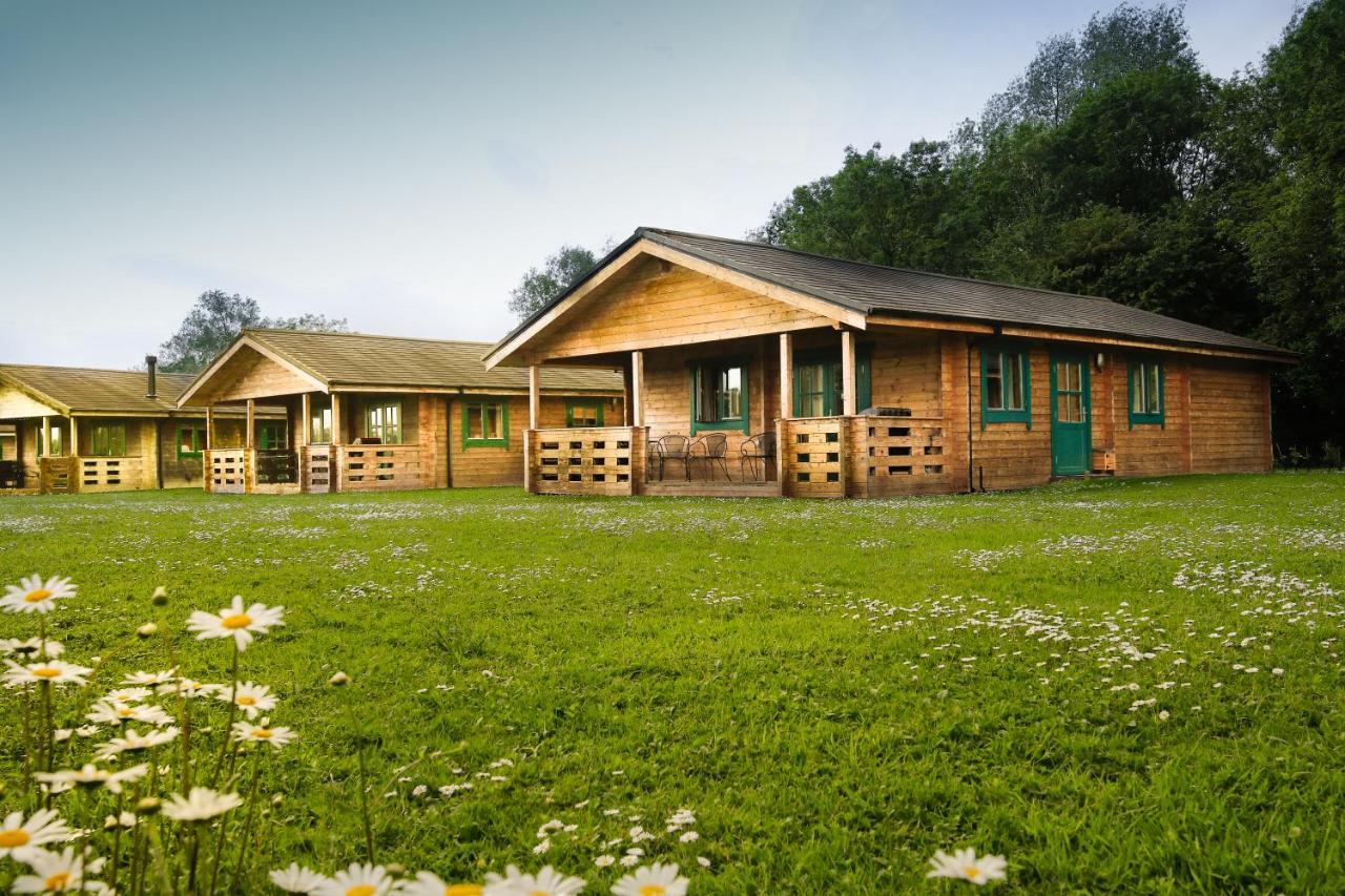 Lake Pochard Holiday Lodges South Cerney Exterior photo